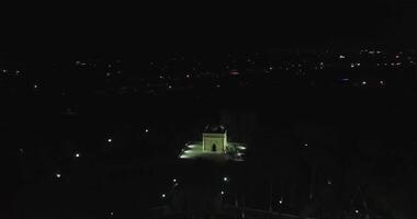 en Drönare flugor på natt på ett gammal komplex kalyan minaret. video