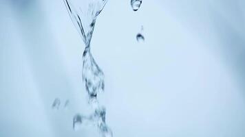 getti di acqua durante il pioggia su un' sfocato blu sfondo. video