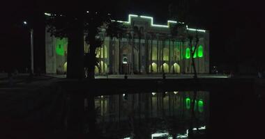 Drohne Über das Schwimmbad beim Nacht im Vorderseite von das Komplex Bolo Hauz Moschee. video