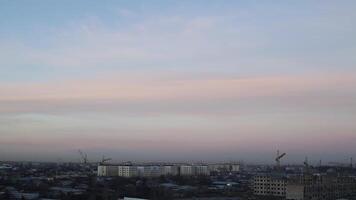 zonsopkomst over- de stad Aan een bewolkt ochtend. video