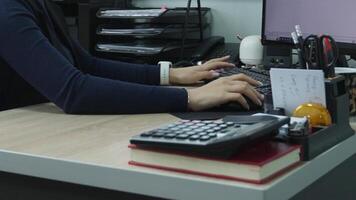 mãos do a escritório empregado trabalhando às uma computador. video