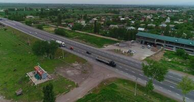 le drone mouches passé une un camion conduite sur une route avec voitures. video