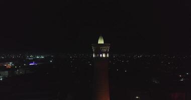 un' fuco mosche a notte in giro il Torre di un antico complesso kalyan minareto. video