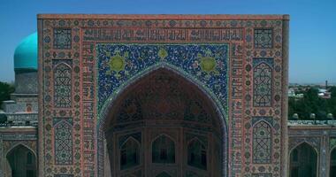 das Drohne fliegt im Vorderseite von das Main Tore von das uralt Komplex bibi Khanym Moschee. Samarkand. video