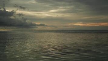 calme vagues de le mer pendant le coucher du soleil. magnifique pré-tempête nuageux ciel sur le Contexte. video