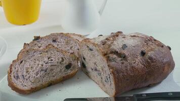 Nahansicht von geschnitten Roggen Rosine Brot auf das Weiß Schneiden Tafel video