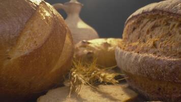 Nahansicht von frisch gebacken ganze Korn Brot Bewegung im schleppend Bewegung video