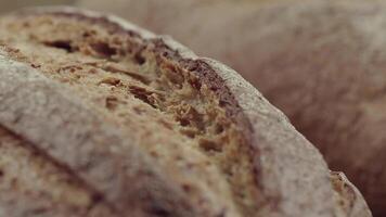 Kamera ist Zoomen durch geschnitten und ganze Weizen Brot und Weizen Ohren zu das Lehm Töpfe video