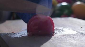 Tomate Schnitt durch das Messer auf das Kochen Tafel video