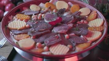 närbild av nationell kazakh maträtt beshbarmak tillverkad av grönsaker video