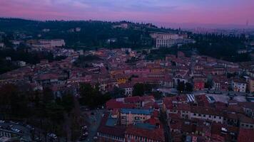 zumbido ver de el romántico ciudad de Verona a puesta de sol. Veneto región, Italia. 11.01.2024 video