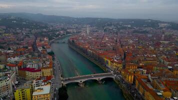 castelvecchio bro antenn se av de historisk stad av verona i Italien. antenn se av verona stad, Italien. antenn panorama av de historisk italiensk stad av verona. video