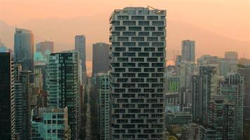 Antenne Aussicht von das Wolkenkratzer im Innenstadt von Vancouver beim Dämmerung, Kanada video
