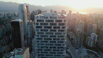 aereo Visualizza di il grattacieli nel centro di vancouver a alba, Canada video