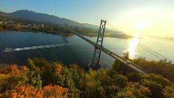 vuelo por fpv zumbido cerca el leones portón puente a amanecer. Canadá video