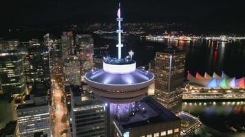 aéreo Visão do canadense bandeira às noite. Vancouver, Canadá video
