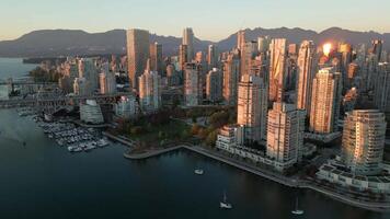 aérien vue de le grattes ciels dans centre ville de Vancouver à coucher de soleil, Canada video