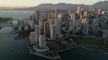 Antenne Aussicht von das Wolkenkratzer im Innenstadt von Vancouver beim Sonnenuntergang, Kanada video