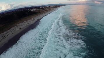 Oceano agua con invierno nubes en noche cielo aéreo video