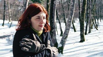 fille avec gants gelé dans le neige video