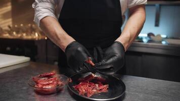 mão do uma cozinhar prepara uma camarão tartare para dentro hotel restaurante video