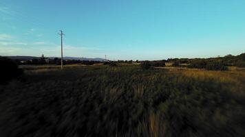 viento poder planta tecnología en el montañas, aéreo ver video