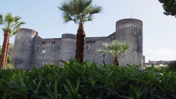 Schloss Bärlauch mit Palme Bäume im catania, Sizilien video