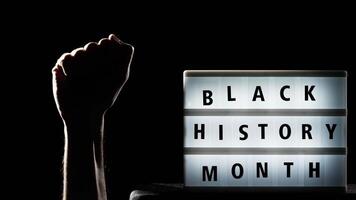 zwart geschiedenis maand en vuist in de lucht video