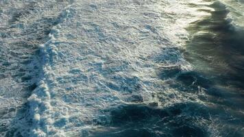 golven macht creëren de wit schuim in de zee video