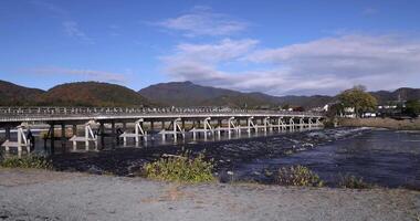 togetsukyo brug in de buurt katsuragawa rivier- in Kyoto in herfst breed schot video