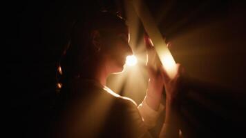 viga do iluminação a emoção do uma mulheres dançarino video
