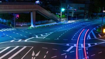 un noche lapso de tiempo de tráfico mermelada a el ciudad intersección en tokio enfocar video