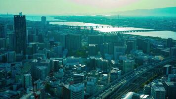 uma pôr do sol espaço de tempo do panorama paisagem urbana perto iodo rio dentro Osaka video
