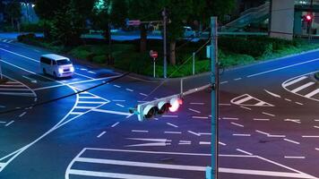 un' notte lasso di tempo di traffico marmellata a il città intersezione nel tokyo Ingrandisci video