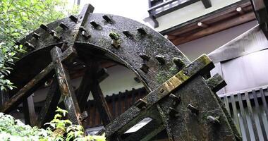 une historique en bois roue sur le l'eau surface dans tokyo video