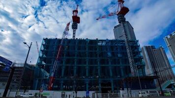 un lapso de tiempo de grua a el debajo construcción en tokio amplio Disparo enfocar video