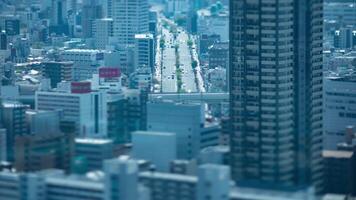 een timelapse van miniatuur stadsgezicht in de buurt de snelweg in Osaka hoog hoek visie video