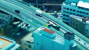 een timelapse van miniatuur stadsgezicht in de buurt de snelweg in Osaka hoog hoek visie video