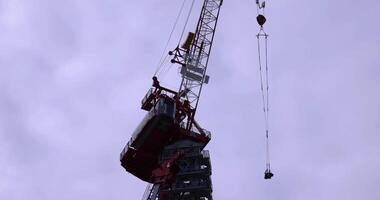 en mouvement grues à le en dessous de construction dans tokyo téléobjectif coup video