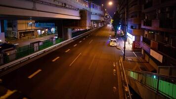 een nacht timelapse van de verkeer jam Bij de stad straat onder de snelweg breed schot pannen video