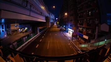 un noche lapso de tiempo de el tráfico mermelada a el ciudad calle en tokio pescado ojo Disparo inclinación video