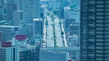 ein Zeitraffer von hoch Winkel Stadtbild beim das Stadt Straße im Osaka Tele Schuss Neigung video
