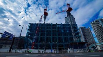 une laps de temps de grue à le en dessous de construction dans tokyo large coup Zoom video