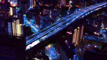 un noche lapso de tiempo de paisaje urbano a el autopista en Osaka telefotográfico Disparo enfocar video