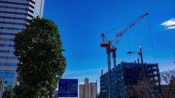 une laps de temps de grue à le en dessous de construction dans tokyo video