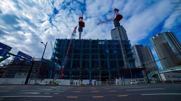 en Timelapse av kran på de under konstruktion i tokyo bred skott luta video