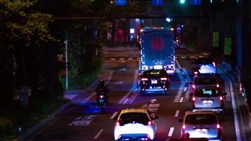 een nacht timelapse van de verkeer jam Bij de stad straat in tokyo telefoto schot video