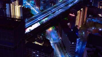 un' notte lasso di tempo di paesaggio urbano a il autostrada nel osaka teleobiettivo tiro panning video