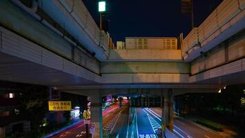 un noche lapso de tiempo de el tráfico mermelada a el ciudad calle debajo el autopista amplio Disparo panorámica video