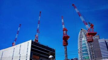 en Timelapse av kran på de topp av de byggnad på de företag stad i tokyo bred skott luta video
